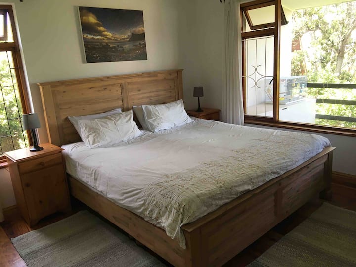 La chambre principale dispose d'un grand lit King Size extra-longueur. Avec deux grandes fenêtres, une vue sur la mer et la montagne, et le bruit de la mer et des oiseaux chanteurs, vous êtes assuré de vous réveiller rafraîchi ! 