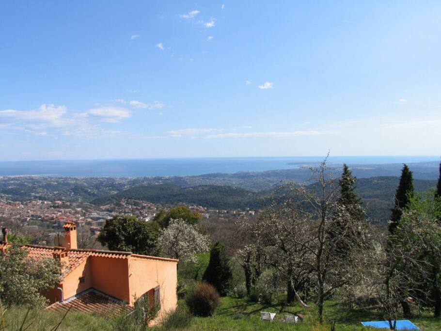 Une situation unique sur les hauteurs de Vence, dernière maison tout en haut du chemin, très calme en pleine nature, magnifique vue mer