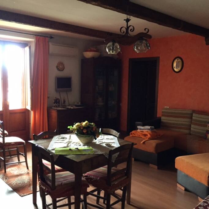 Zona pranzo - soggiorno