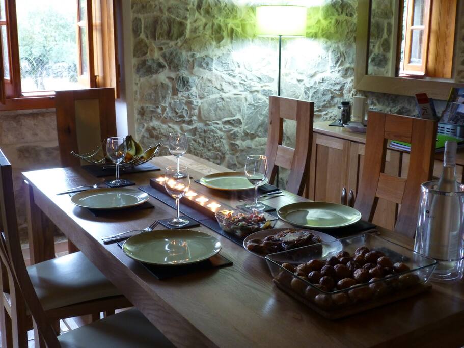 Dining area seating 6 guests