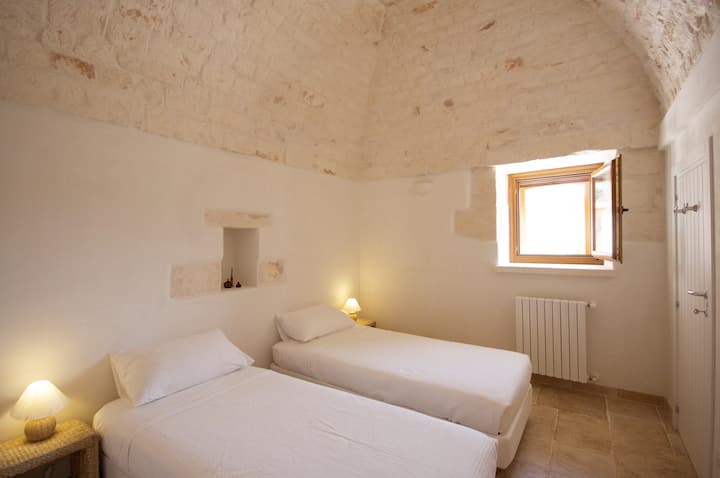 สามารถจัดเตียงคู่เป็นเตียงคู่ได้และห้องพักสามารถรองรับเตียงที่สามหรือเตียงเด็กอ่อนได้