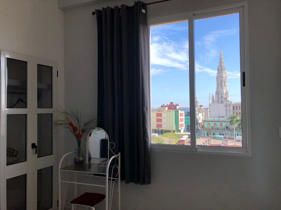 Desde el centro habanero, vista hacia La Habana Vieja. Hemos diseñado el espacio para que que siempre lo acompañen las vistas del centro de La Habana