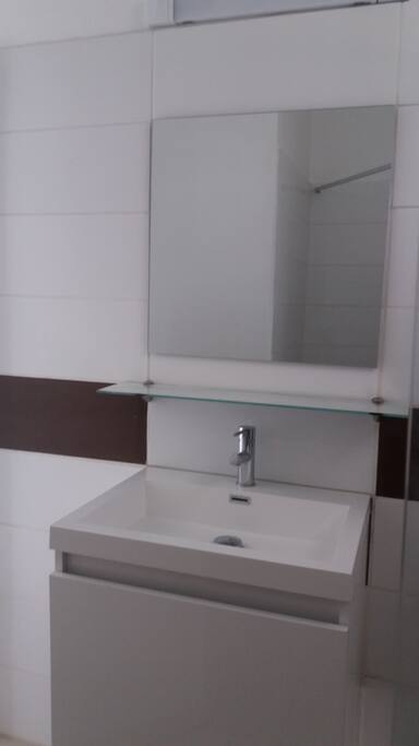 salle de bain bien éclairée