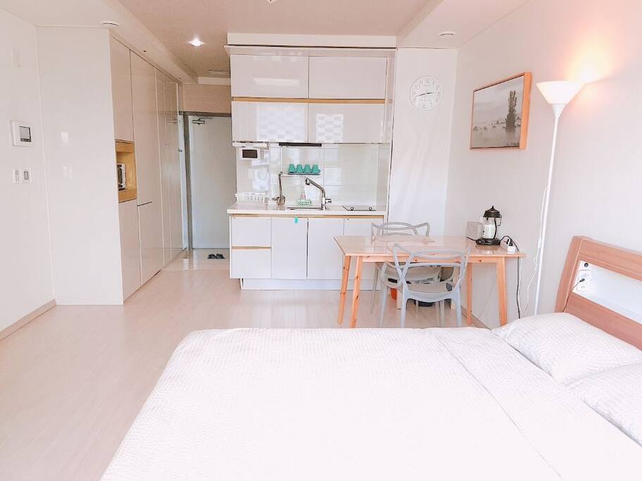 넓은 원룸형 오피스텔입니다