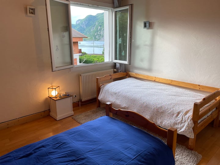 חדר שינה רביעי 2 מיטות ב -90