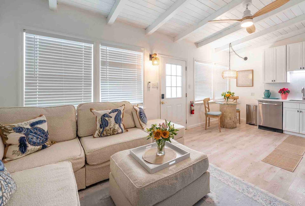 يتميز هذا الإيجار الراقي بغرفة معيشة مريحة تحت عنوان المحيط مع أريكة لوفيساك فاخرة تتضاعف كسرير نوم. يتميز بمنطقة مكتب ومطبخ مفتوح، وهو مناسب بشكل مثالي للاسترخاء والترفيه على حد سواء.