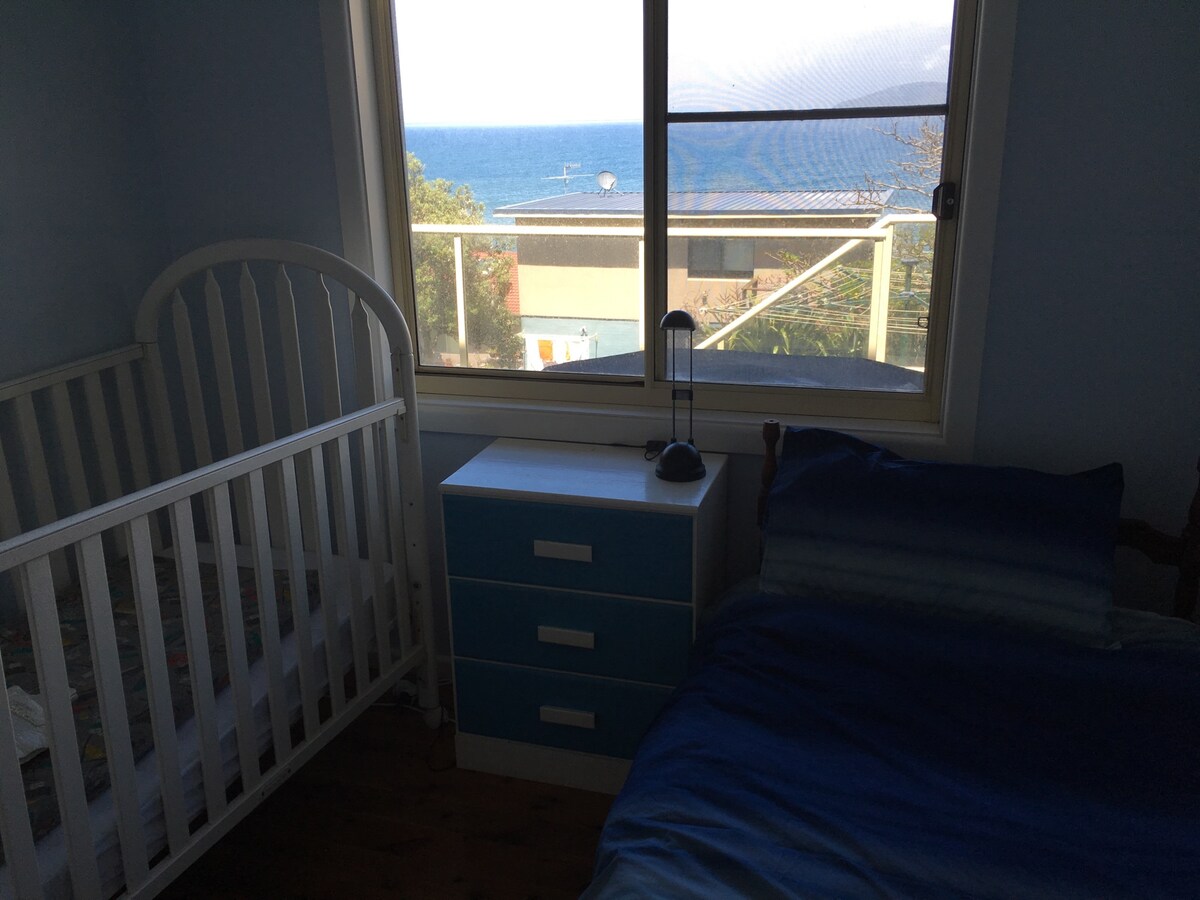 Quinta camera da letto con letto singolo e culla