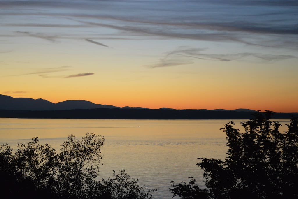 SEE PUGET SOUND AT SUNSET!