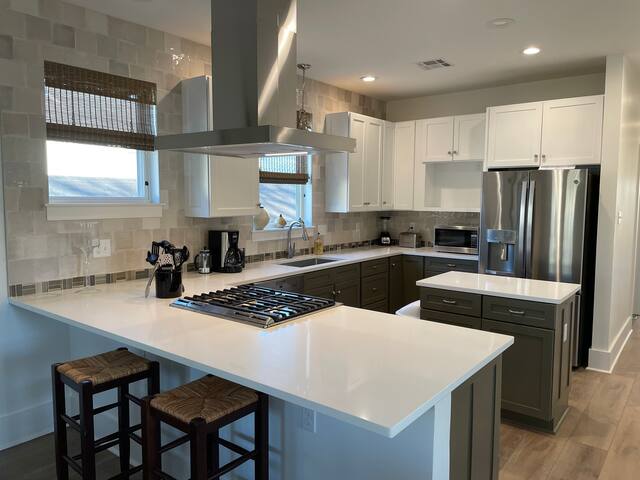 Beautiful Super Comfy 3/3 Townhome Best Location! gallery image 5