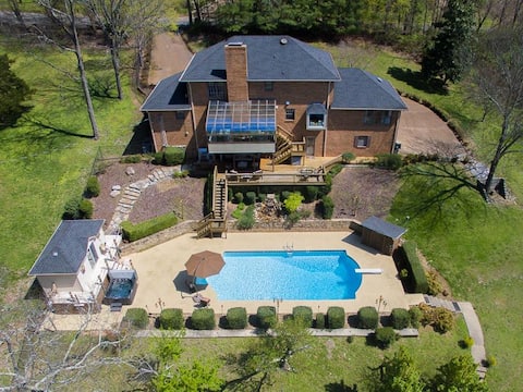 Music City Luxury sleeps 12+ pool, hot tub, tennis
