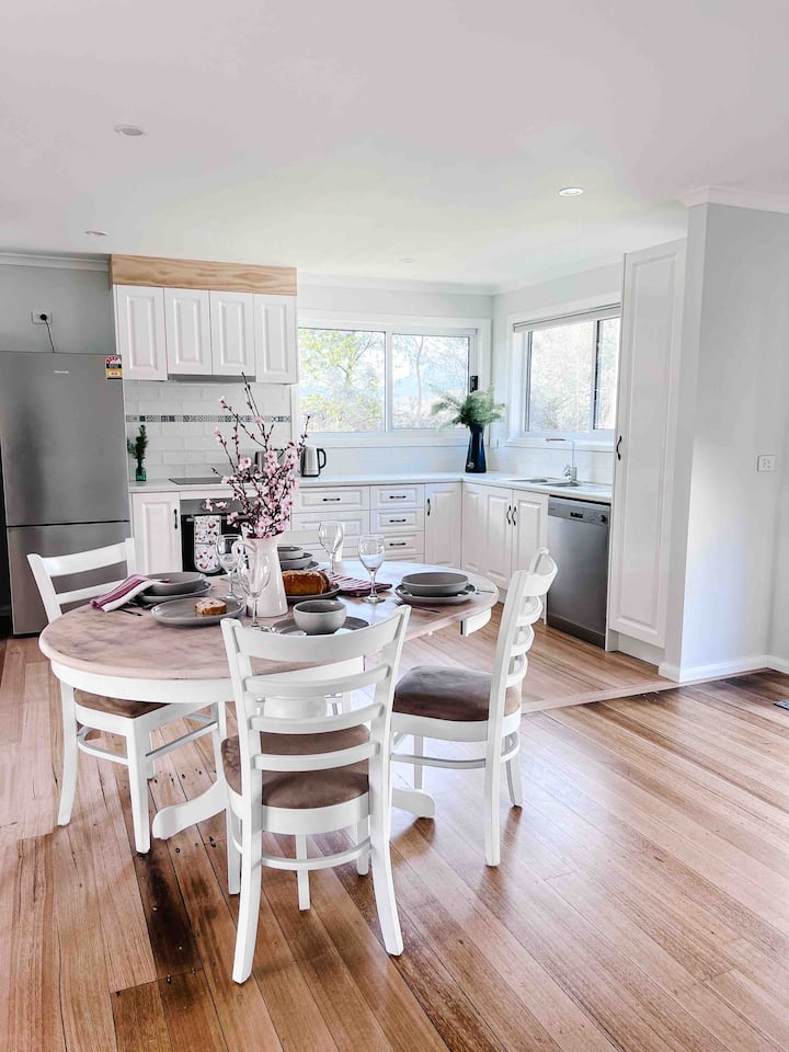 Myrtlebrook Cottage Cottages for Rent in Myrtleford, Victoria