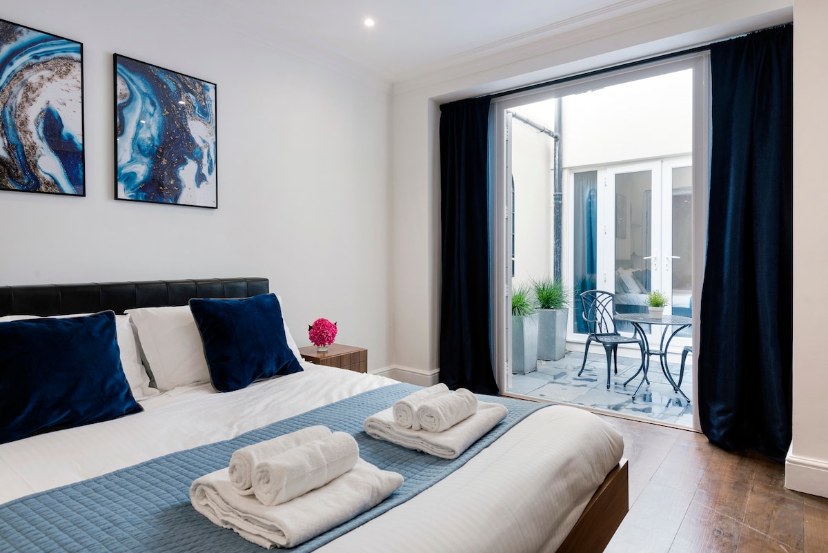 חדר שינה ראשי עם חדר רחצה צמוד. 