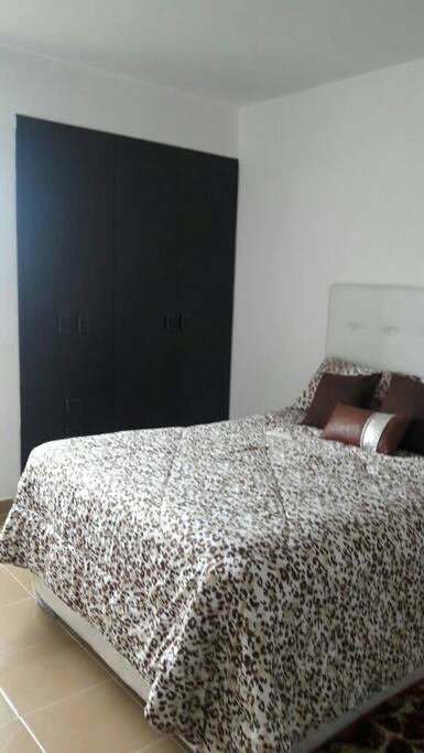 habitacion principal con aire splits closets baño incorporado y Tv por cable WiFi