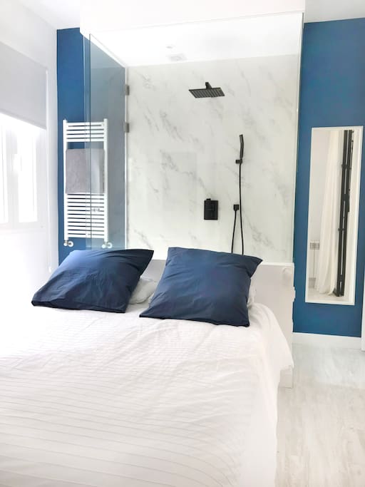 Cama y ducha