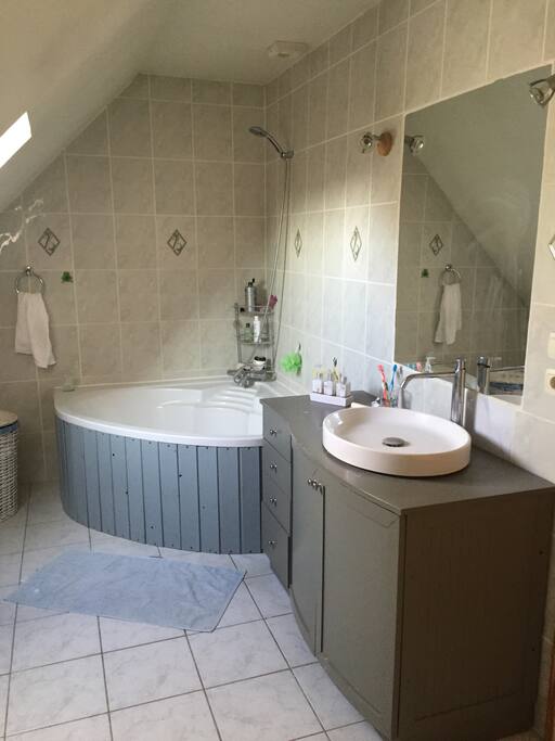 Salle de bain à l'étage avec wc ..