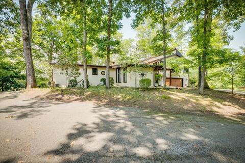 Lakefront Retreat (10 mins to BMS and TRI)