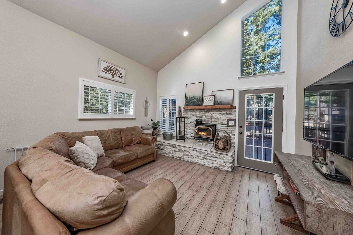Top Airbnb: Silvertip Cabin in the Forest- Spa,huge deck& a/c in Shaver Lake
