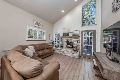 Top Airbnb: Silvertip Cabin in the Forest- Spa,huge deck& a/c in Shaver Lake
