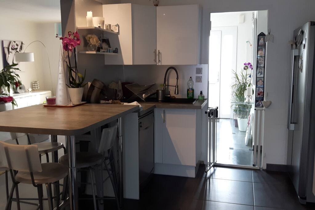 cuisine ouverte avec bar sur le salon