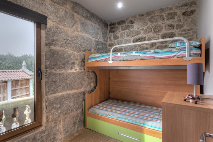 غرفة بسرير بطابقين