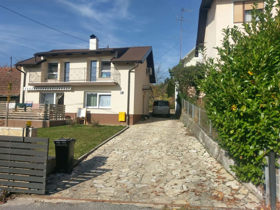 Street view - parking area (3-4 cars)