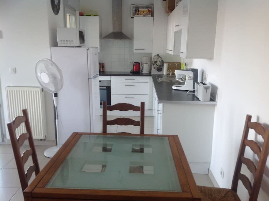 Salle à manger avec cuisine américaine toute équipée (lave-vaisselle, four, plaques, cafetière, bouilloire...)