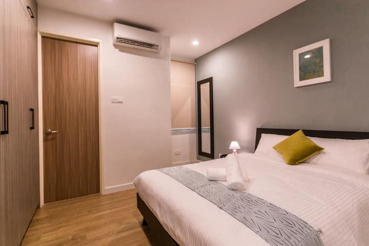 2楼3号卧室配有标准双人床和空调