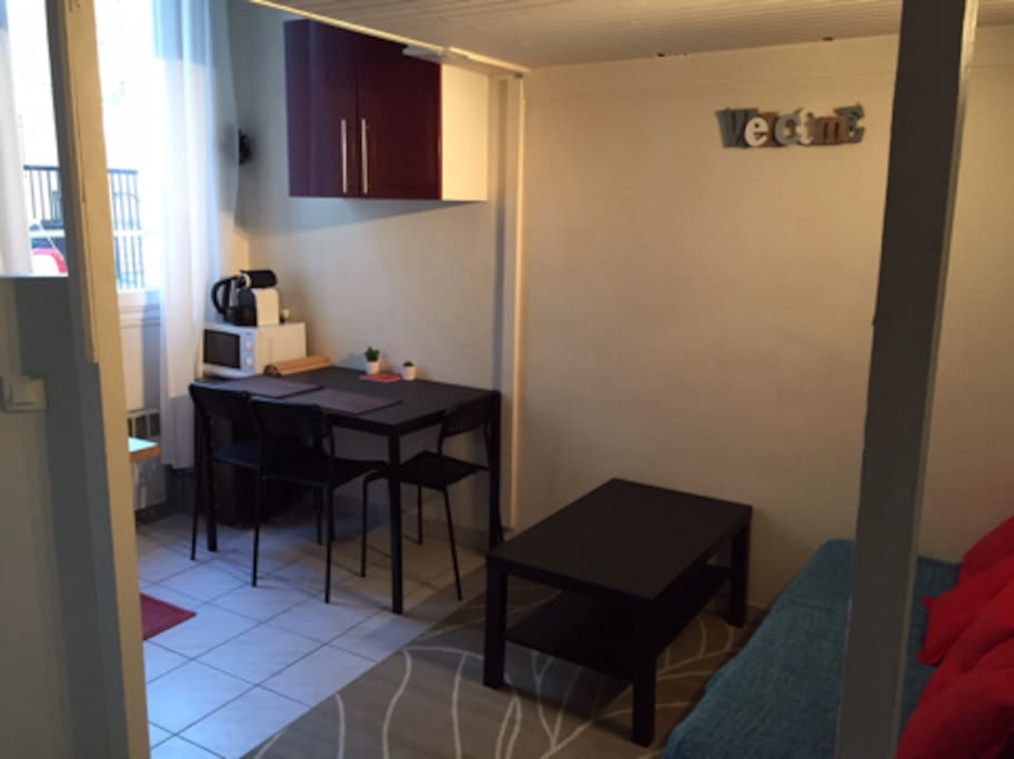 Une table et 4 chaises dans la cuisine