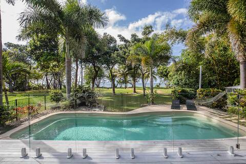 The Sandpit Beachfront Bliss: Luxurious 4-Bedroom