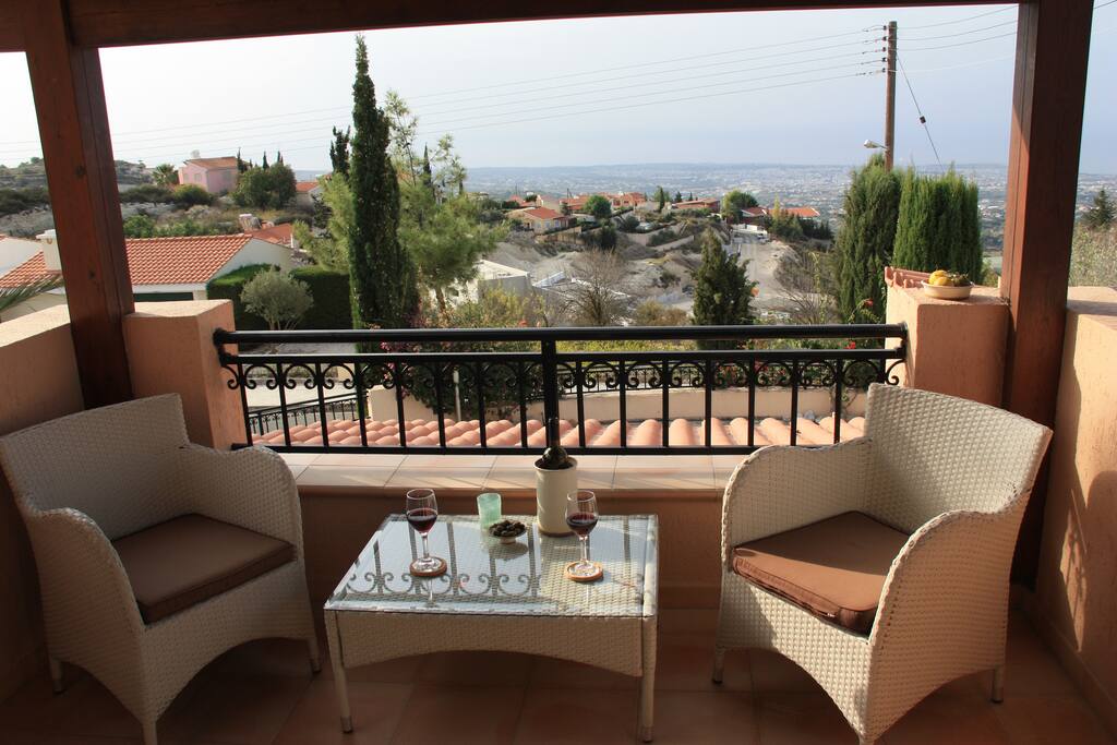 Balkon mit Lounge-Möbeln und Fernsicht auf Paphos und das Meer