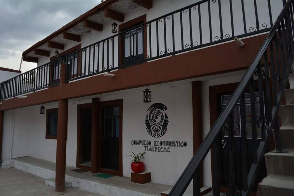 Área de hospedaje independiente con calentador solar para regadera y baño individual