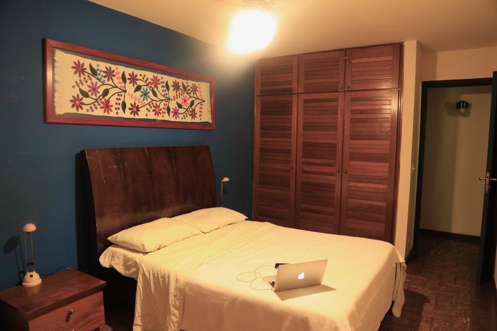 Habitación con animales. 1 cama matrimonial y 1 cama individual.