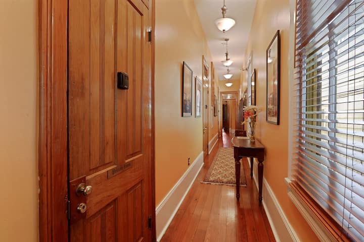 Pelican Room At Penelope B B Virbrant Treme Bed And Breakfasts For Rent In New Orleans Louisiana United States
