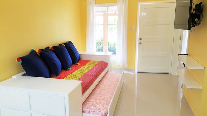 Charming modern condo one block from Jaco Beach!