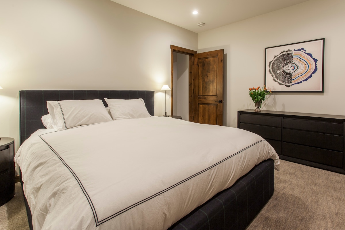 Master na prízemí - veľká manželská posteľ