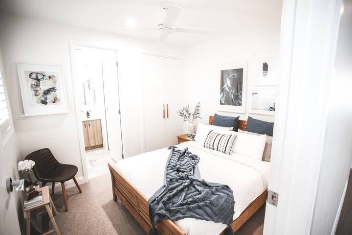 Chumba cha mgeni kwenye ghorofa ya chini kilicho na kitanda cha malkia na chumba cha kulala