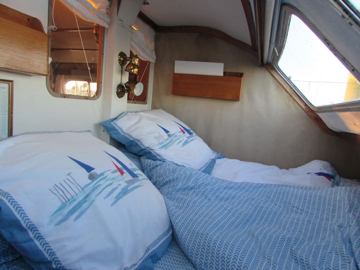 ห้องนอนคู่ด้านหน้าพร้อมเตียงจริงขนาด 140 X 190