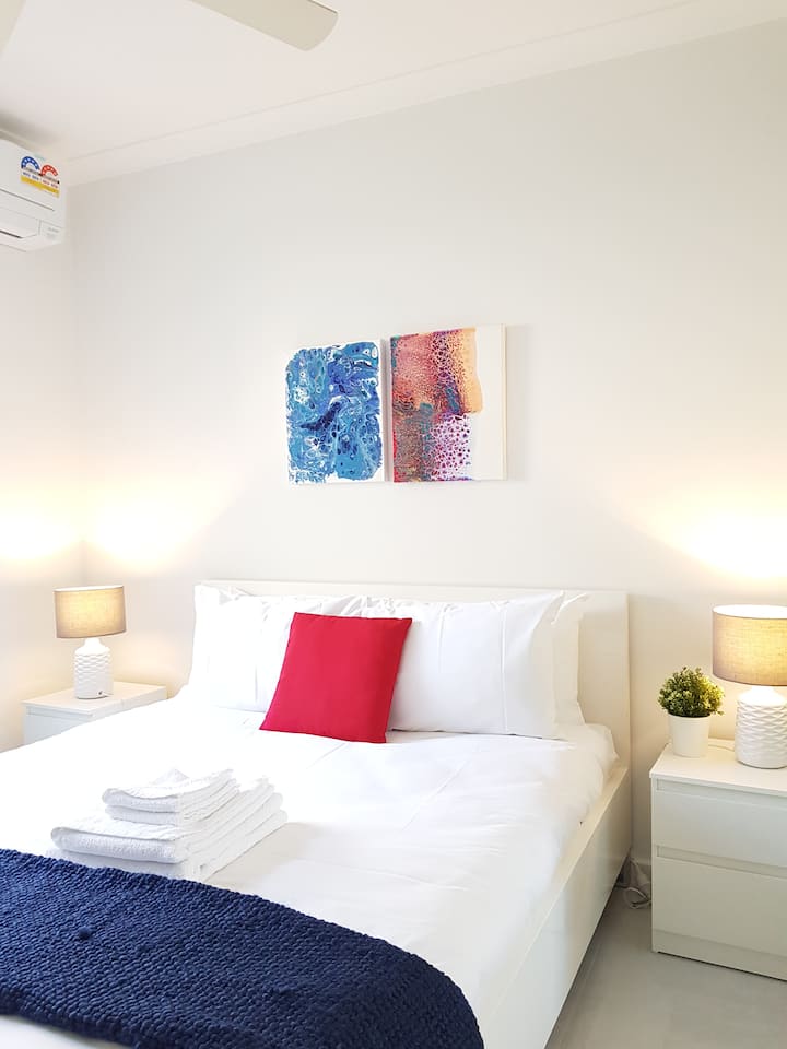 ห้องนอนที่สองเตียงควีนไซส์หรูหราผ้าปูที่นอนนุ่มคุณภาพระดับโรงแรมหรูหรามีหมอนนุ่ม/แข็งให้เลือกเพื่อความสะดวกสบายของคุณมีเครื่องปรับอากาศ (เครื่องทำความร้อนและทำความเย็น) และพัดลมเพดาน