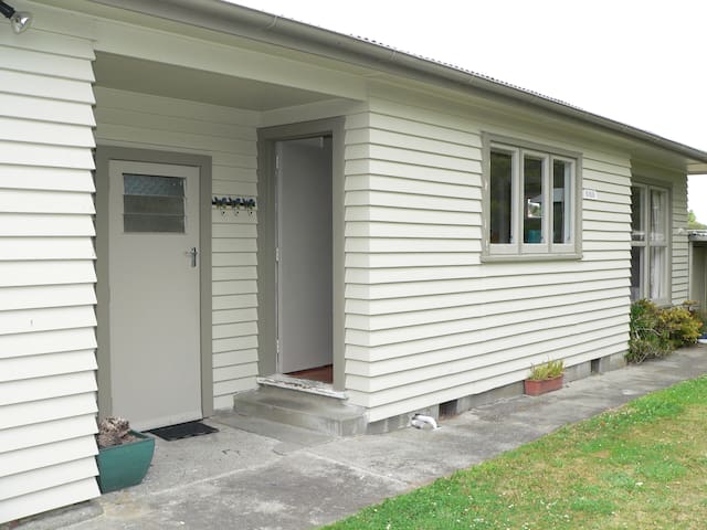Self Contained Flat with lounge