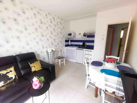 Top performing Airbnb: Cozy apartment 600 m from the beach. Patio 15m2. in Agde