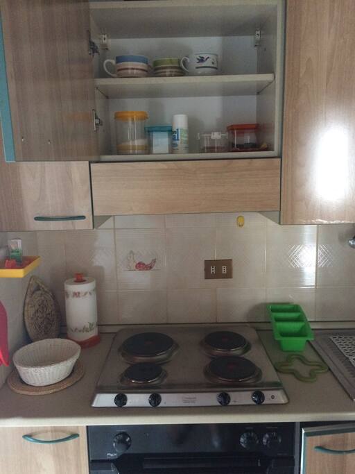 Allestimento cucina con piastra elettrica.