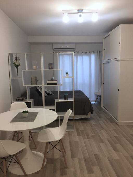 Monoambiente dividido con placard comodo para colgar y cajonera