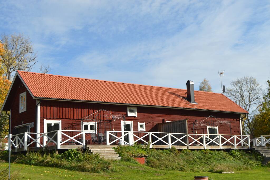 Terraszijde Ekengård; beide huizen hebben een groot eigen terras met tuinmeubels, barbecue en een paviljoen.