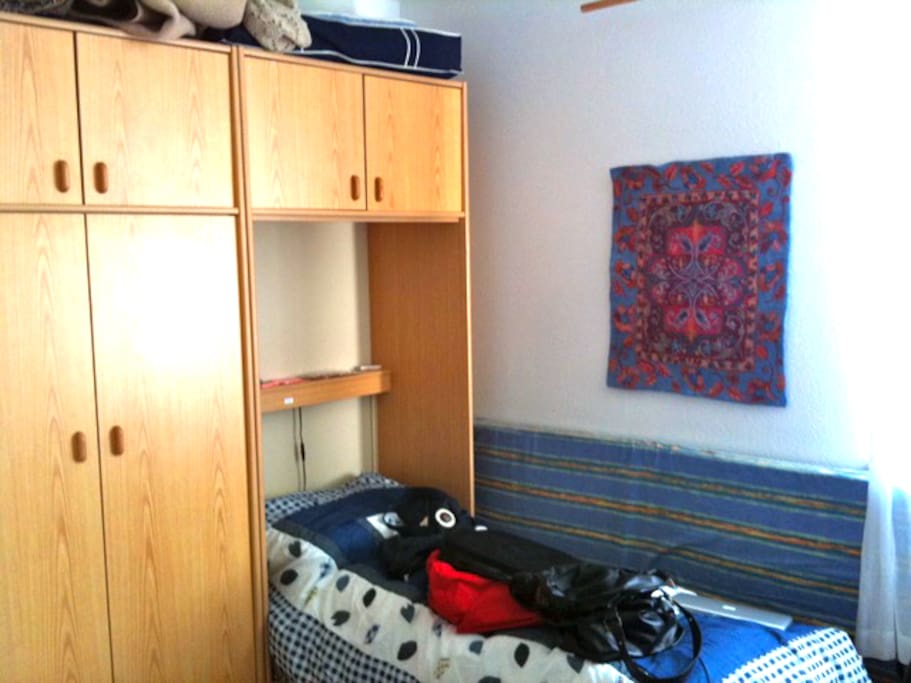 Schlafzimmer mit 2 ausklappbaren Betten