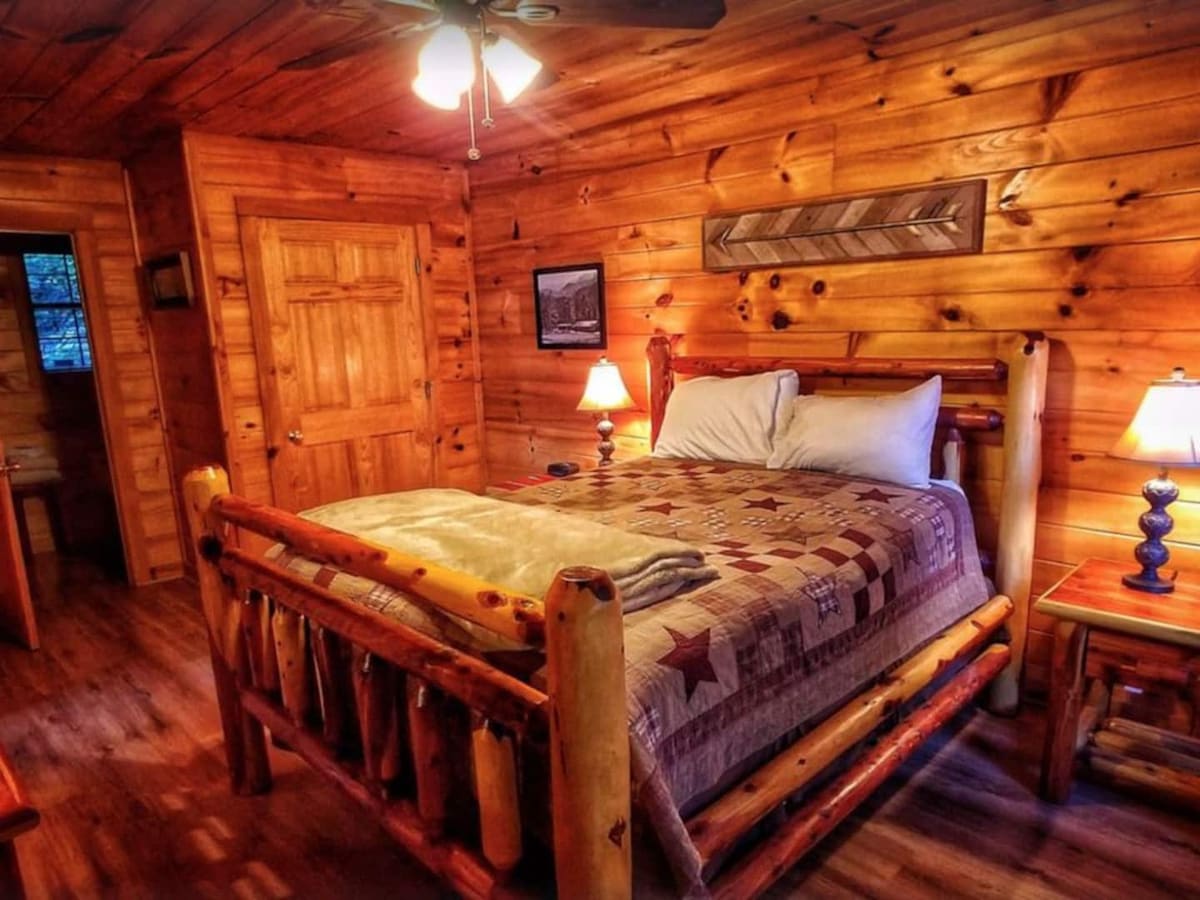 חדר שינה ראשי הממוקם למטה