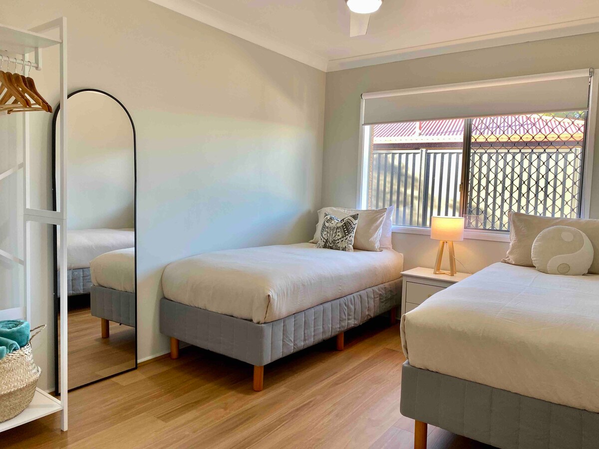 Dormitorio 3, 2 camas individuales, ventilador de techo.