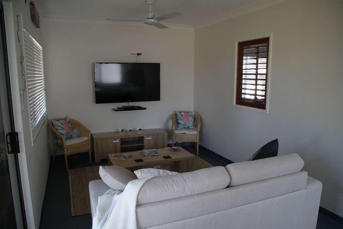 Top performing Airbnb: Centrally located Beach House - Lower level in Townsville City