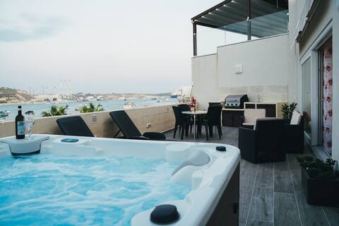 Penthouse over the harbour of Marsaxlokk (Hot Tub)