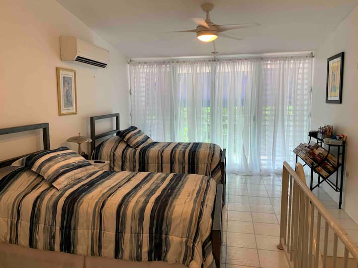 ห้องนอนชั้น 3 เพดานโบสถ์และประตูบานเลื่อนไปยังระเบียง นอกจากนี้ยังมีห้องน้ำในตัวเต็มรูปแบบ