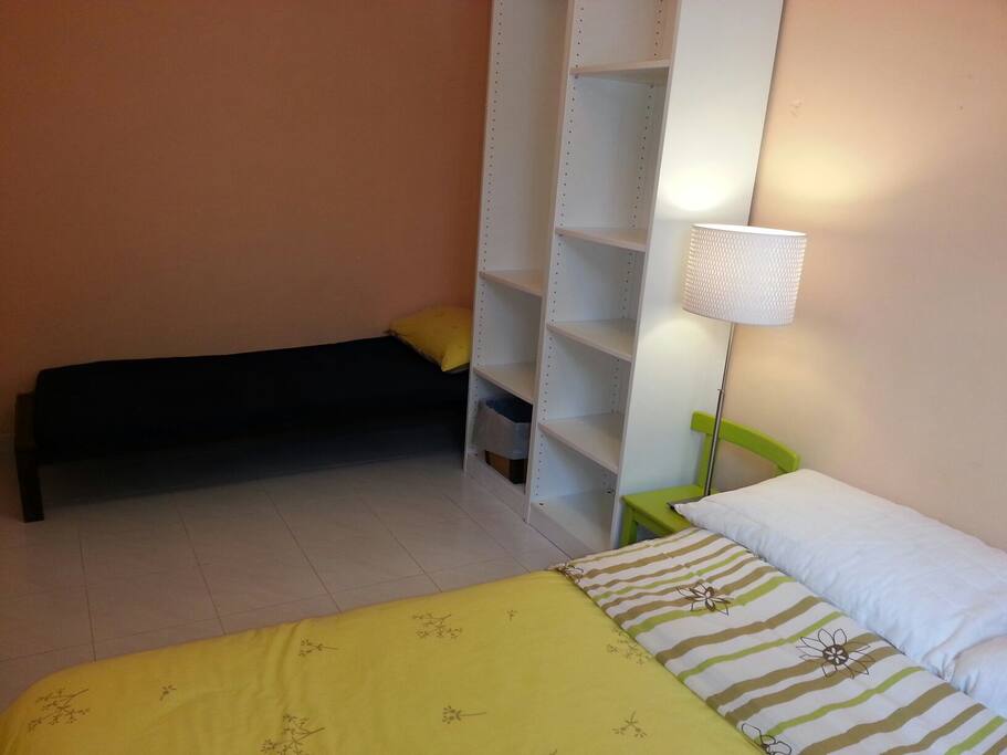 1 Double bed + 1 single bed
雙人床+單人床